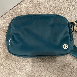 Lululemon Everywhere Belt Bag 1L Velour - Green Jasper with Gold